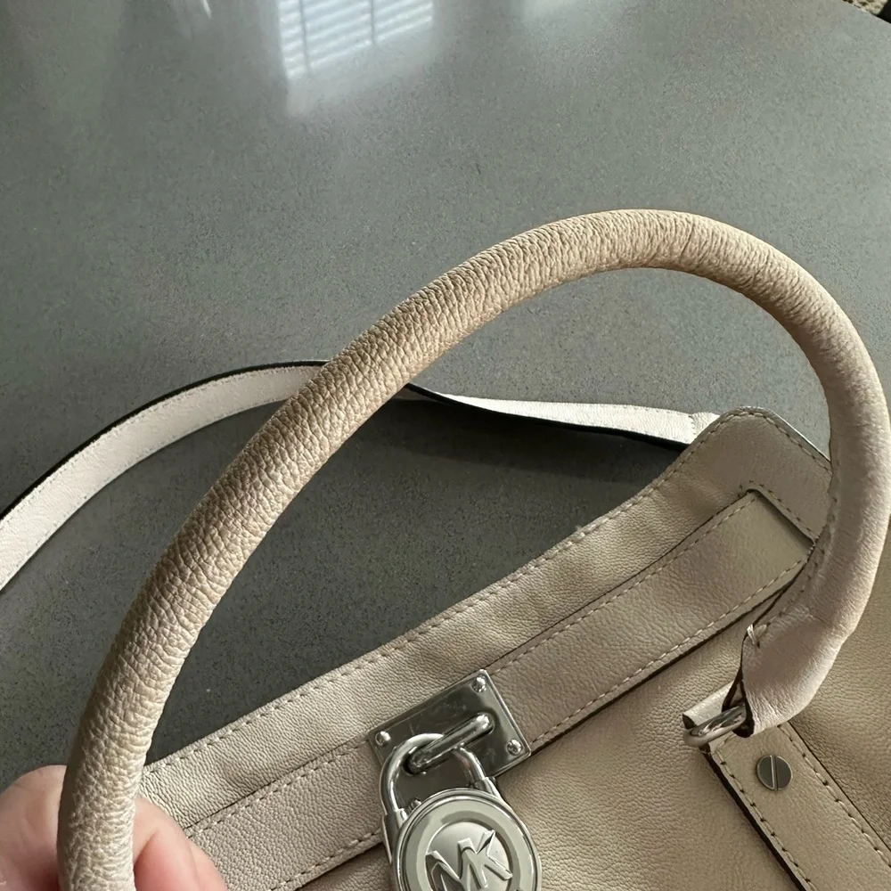 Michael Kors Vanilla Cream Hamilton Padlock Shoulder Bag Tote - Picture 4 of 8